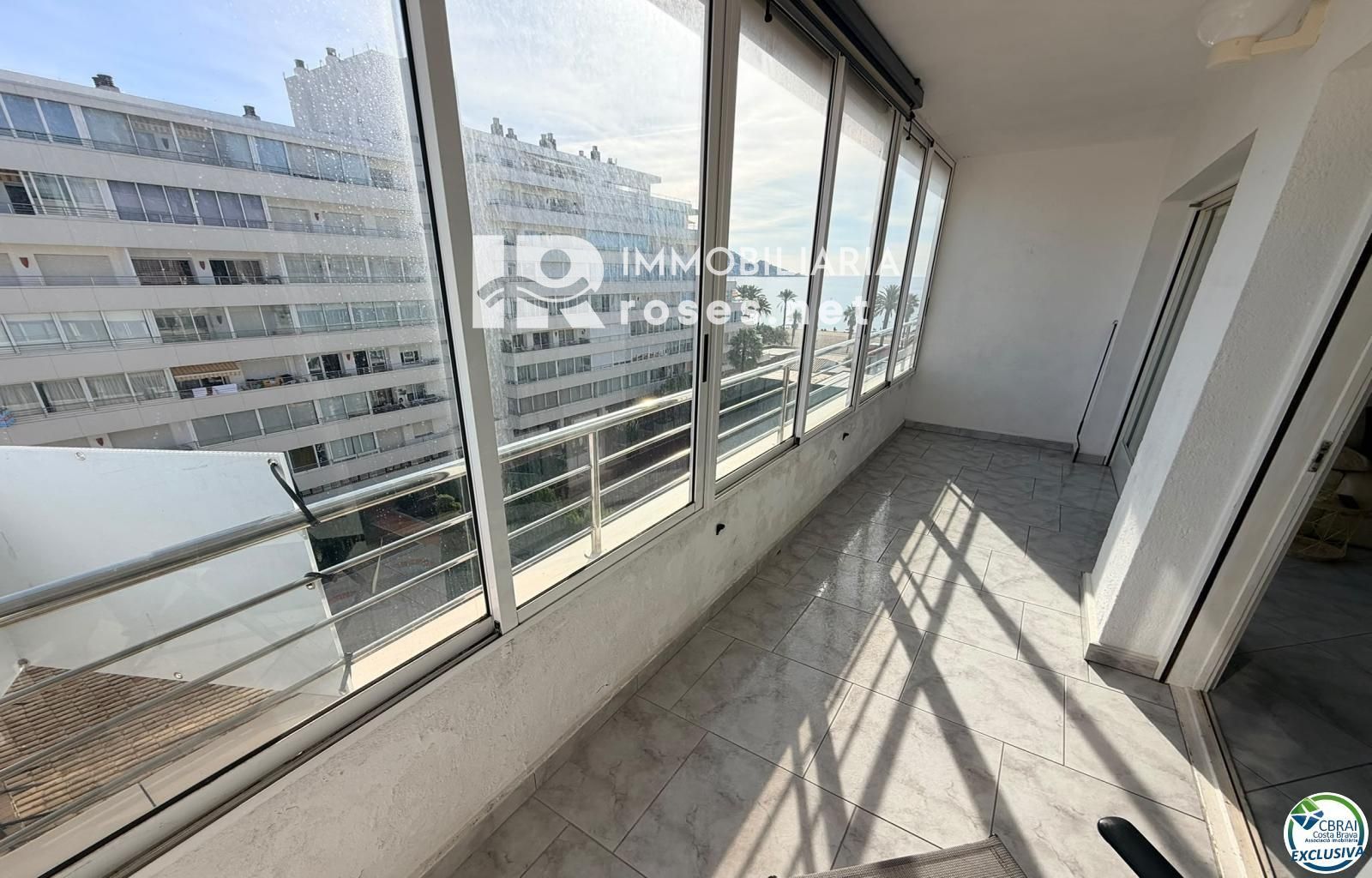 Primera línea, vista al mar, parking, piscinas y jardines sobre la playa. - Foto 9