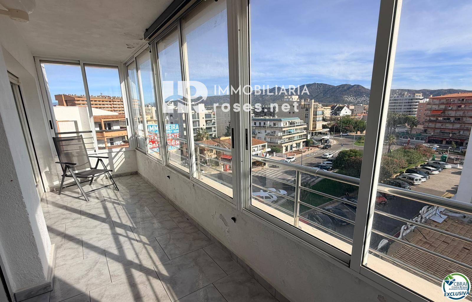 Primera línea, vista al mar, parking, piscinas y jardines sobre la playa. - Foto 10