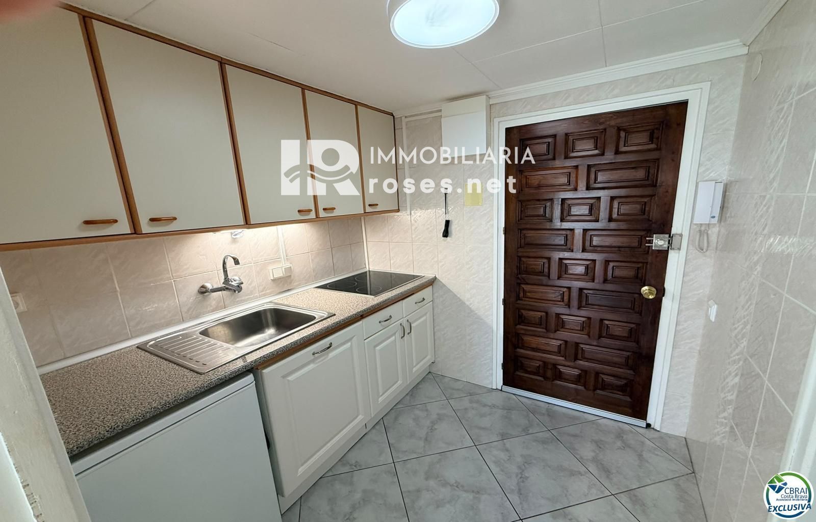 Primera línea, vista al mar, parking, piscinas y jardines sobre la playa. - Foto 17