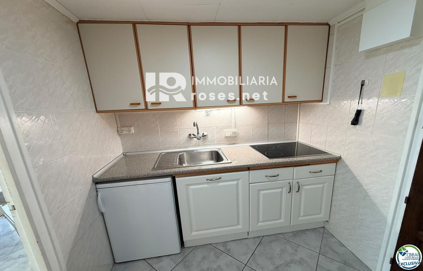 Primera línea, vista al mar, parking, piscinas y jardines sobre la playa. - Foto 18