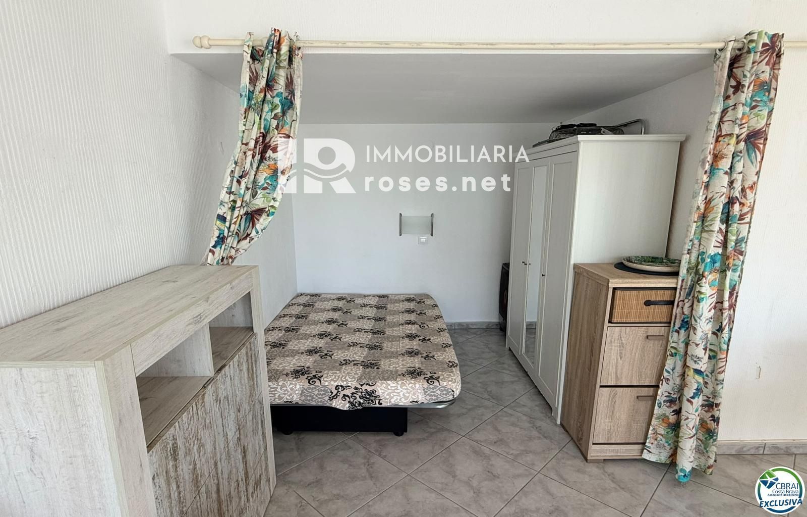 Primera línea, vista al mar, parking, piscinas y jardines sobre la playa. - Foto 21