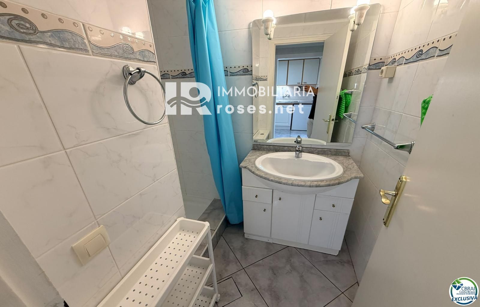 Primera línea, vista al mar, parking, piscinas y jardines sobre la playa. - Foto 25