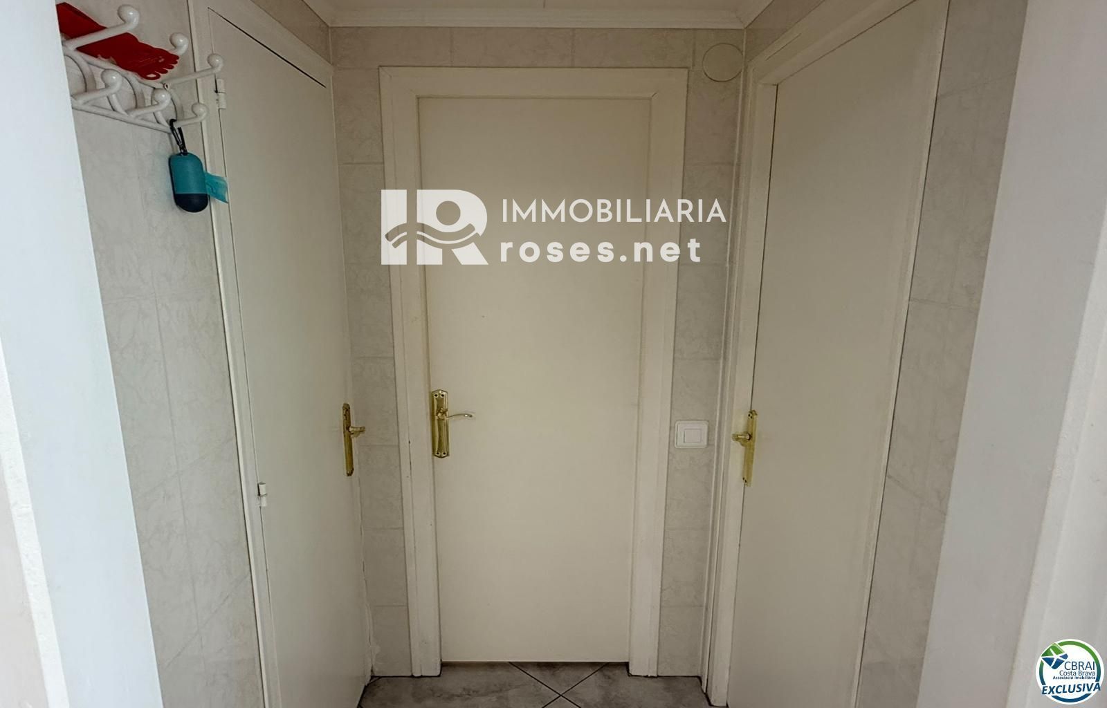 Primera línea, vista al mar, parking, piscinas y jardines sobre la playa. - Foto 28