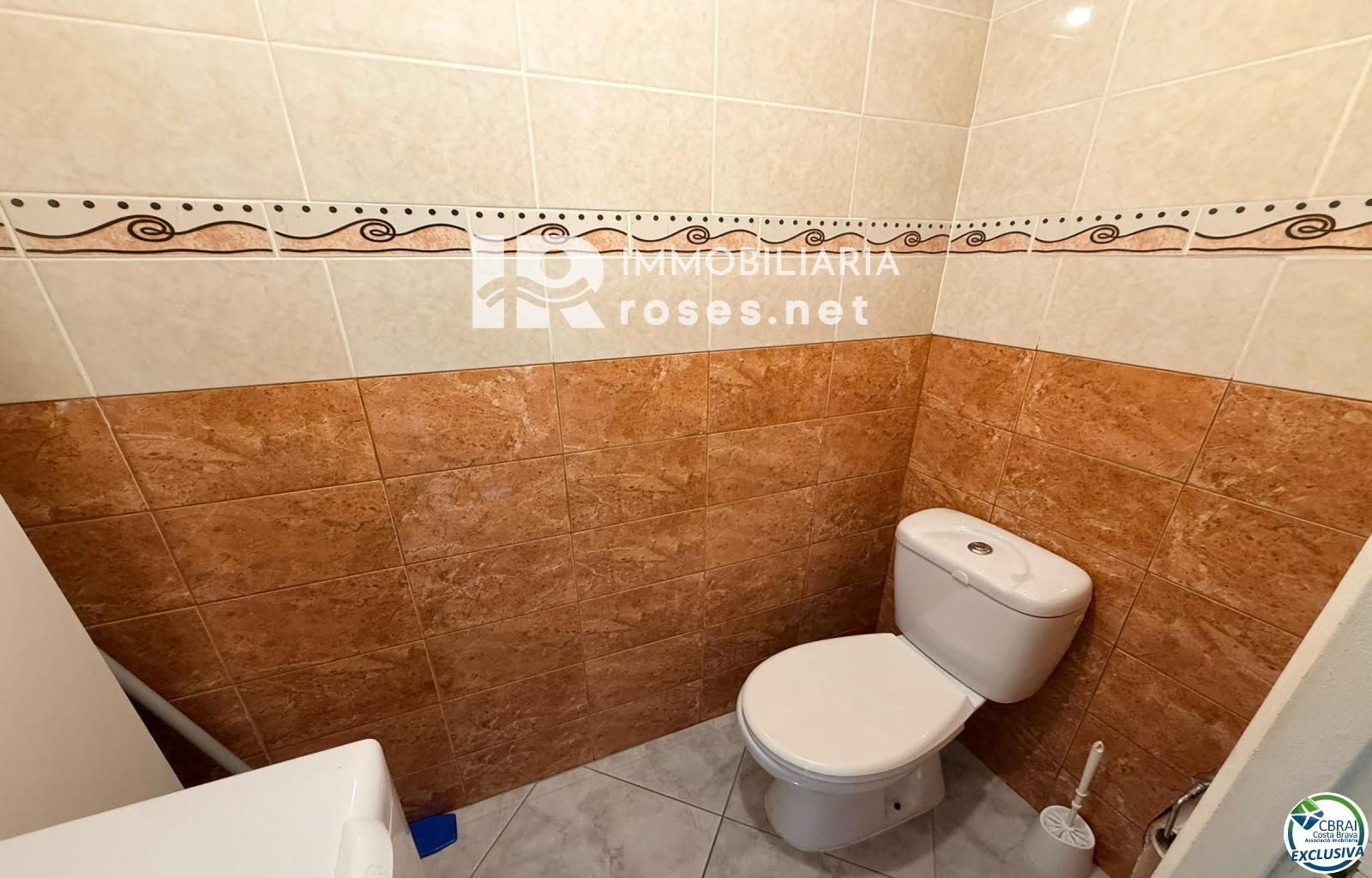 Primera línea, vista al mar, parking, piscinas y jardines sobre la playa. - Foto 31