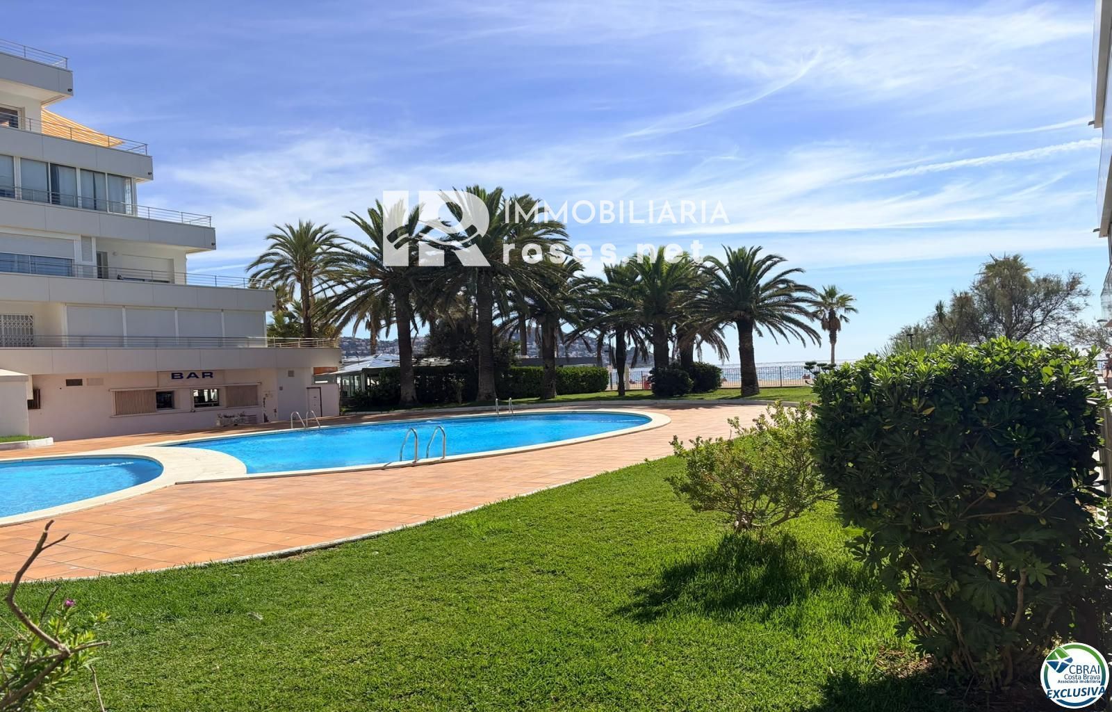 Primera línea, vista al mar, parking, piscinas y jardines sobre la playa. - Foto 32
