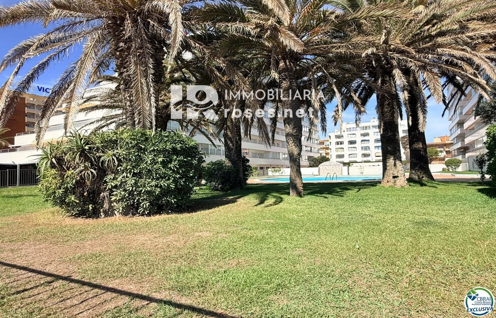 Primera línea, vista al mar, parking, piscinas y jardines sobre la playa. - Foto 33