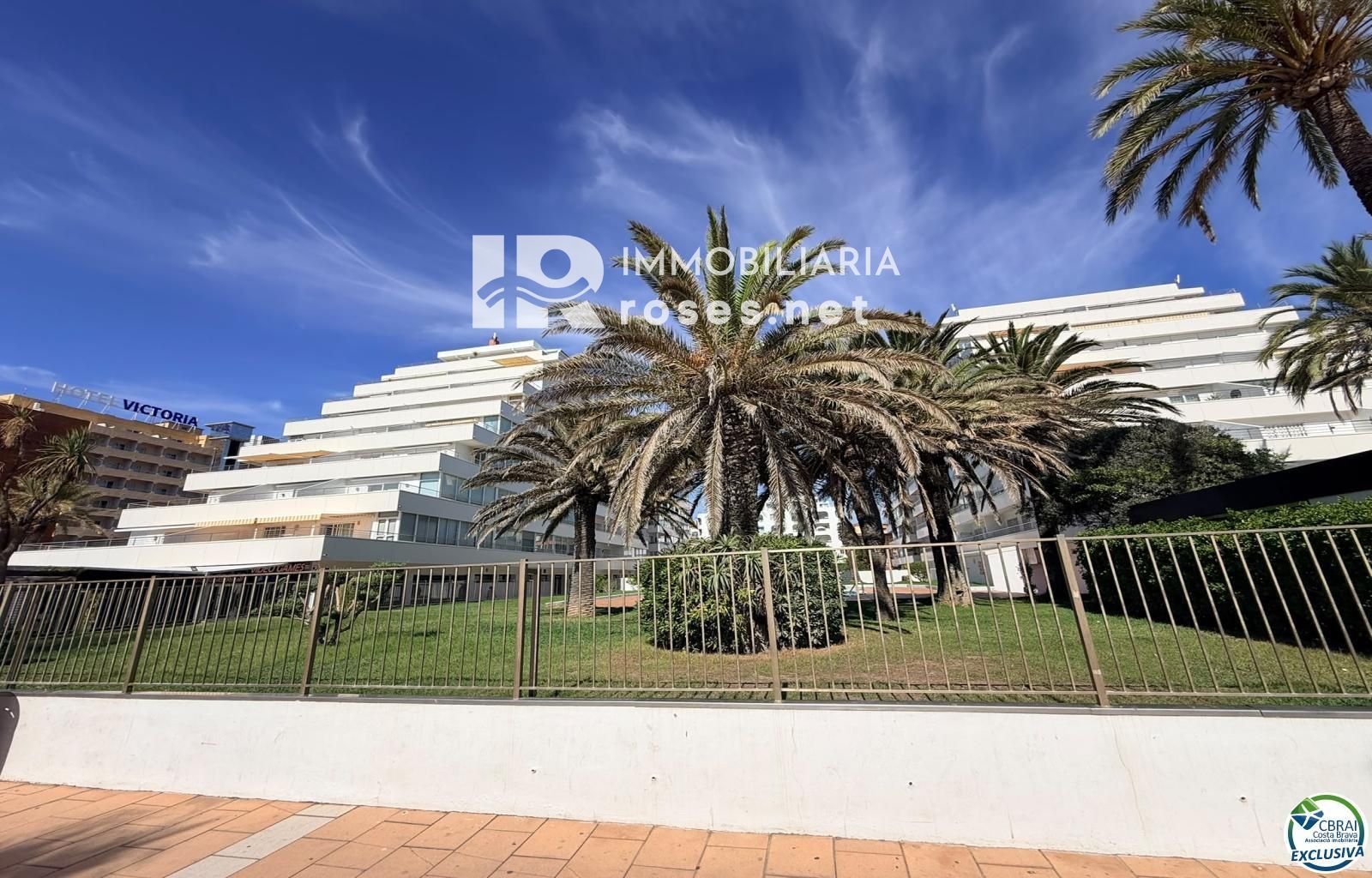 Primera línea, vista al mar, parking, piscinas y jardines sobre la playa. - Foto 34