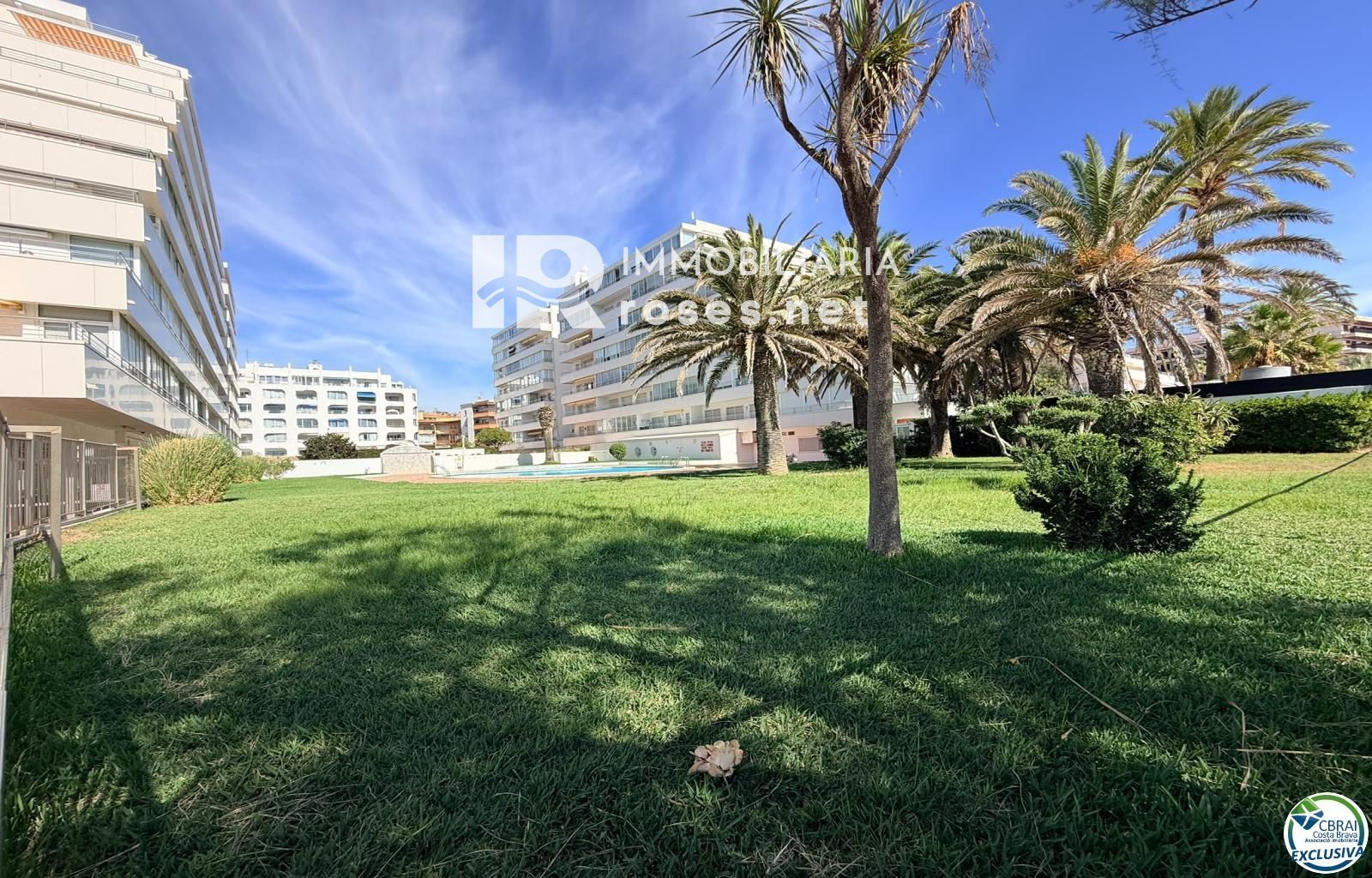 Primera línea, vista al mar, parking, piscinas y jardines sobre la playa. - Foto 36