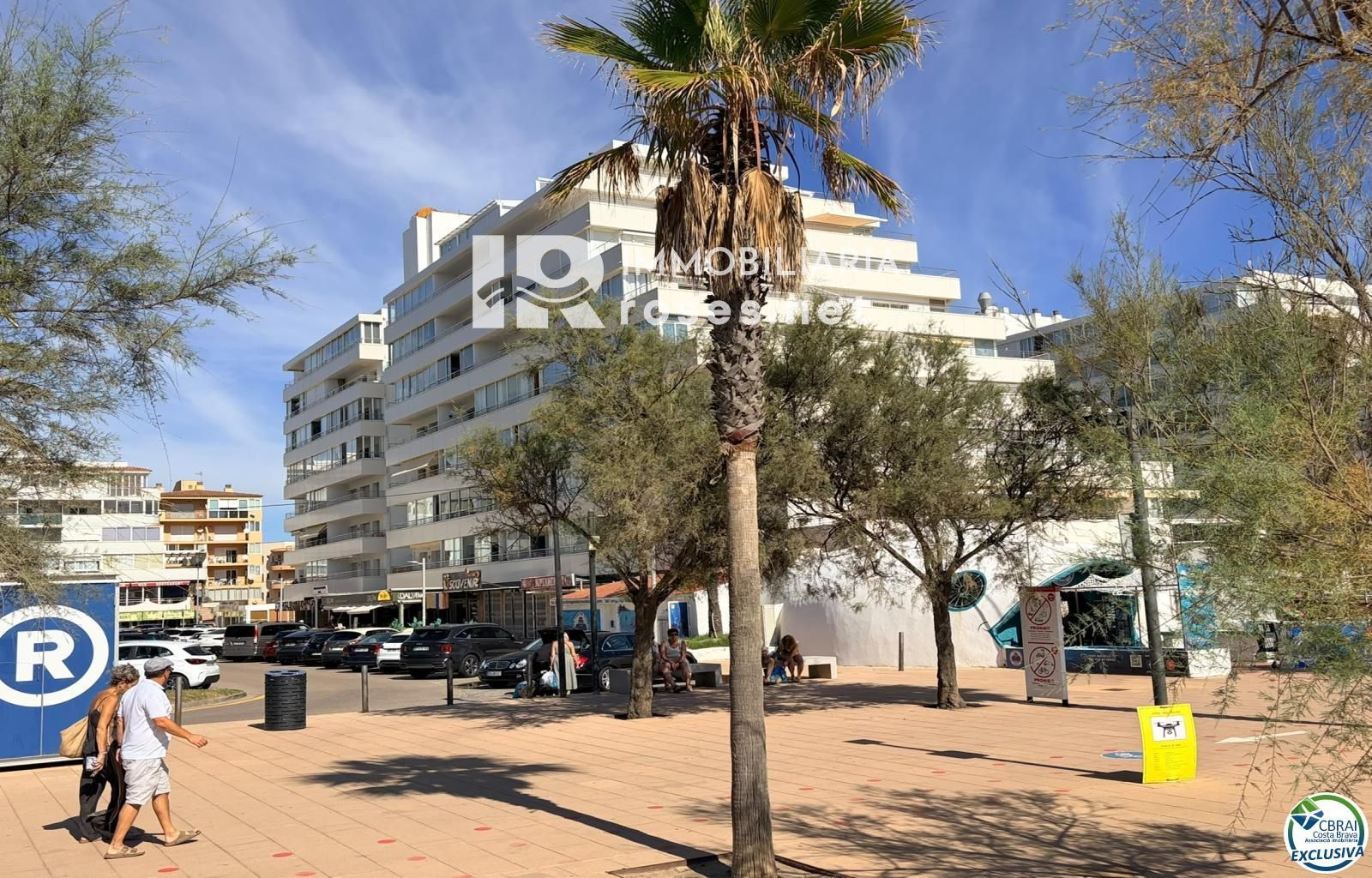Primera línea, vista al mar, parking, piscinas y jardines sobre la playa. - Foto 38