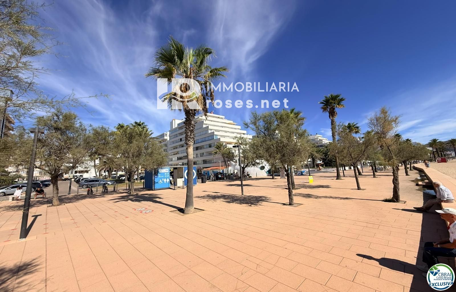 Primera línea, vista al mar, parking, piscinas y jardines sobre la playa. - Foto 39