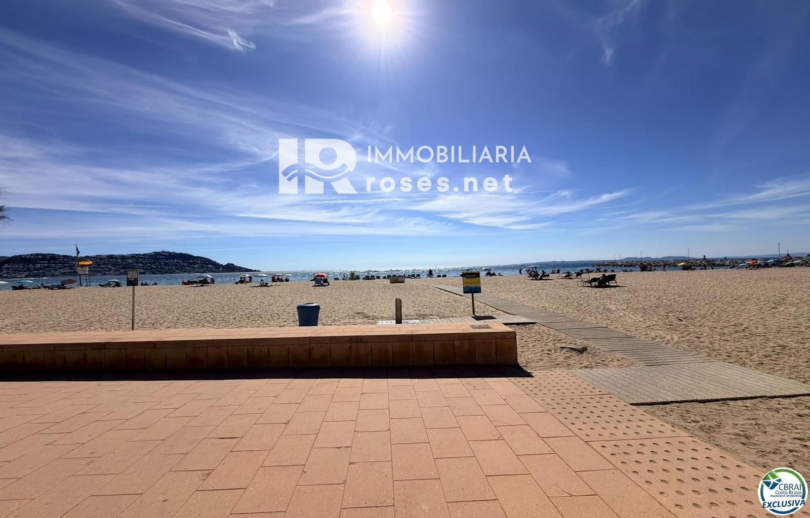 Primera línea, vista al mar, parking, piscinas y jardines sobre la playa. - Foto 40