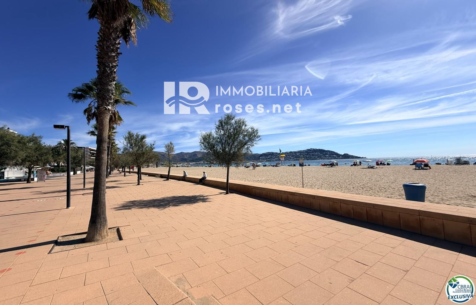 Primera línea, vista al mar, parking, piscinas y jardines sobre la playa. - Foto 41