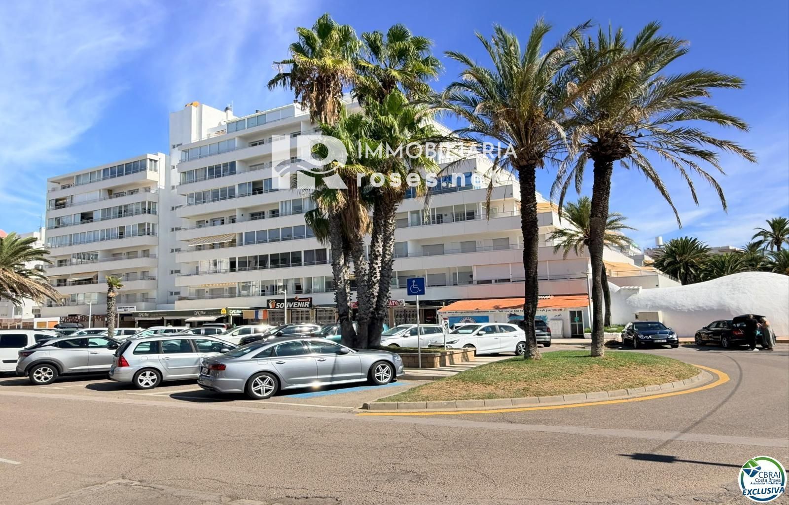 Primera línea, vista al mar, parking, piscinas y jardines sobre la playa. - Foto 43