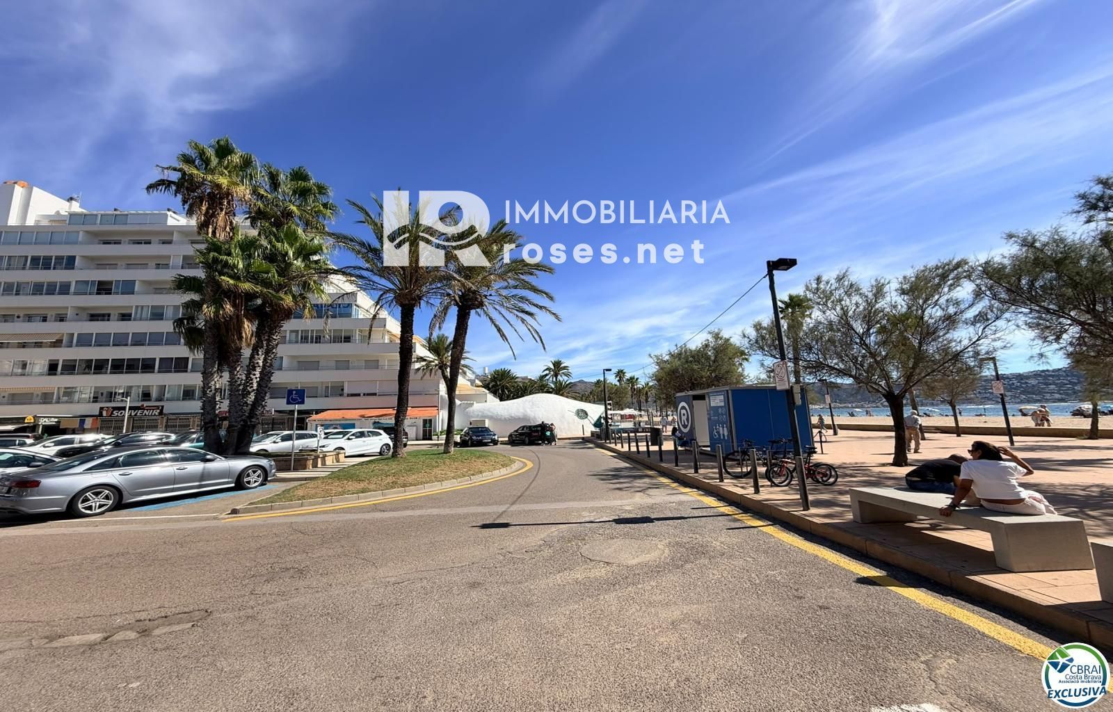 Primera línea, vista al mar, parking, piscinas y jardines sobre la playa. - Foto 44