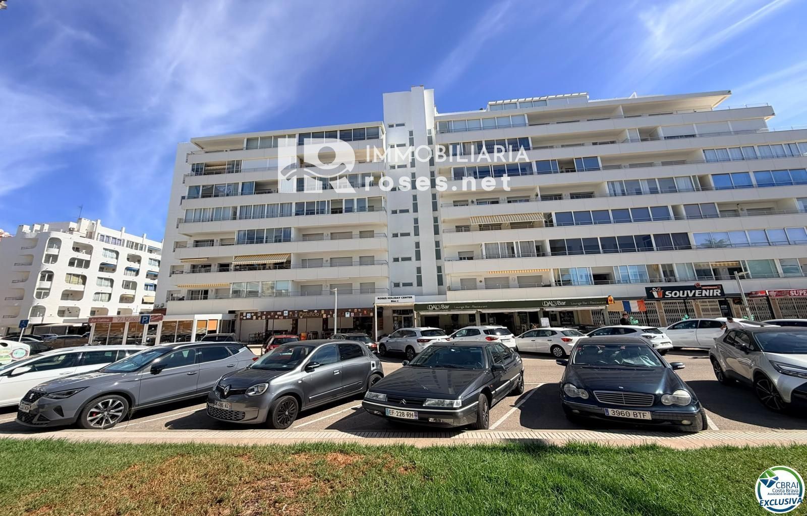 Primera línea, vista al mar, parking, piscinas y jardines sobre la playa. - Foto 46