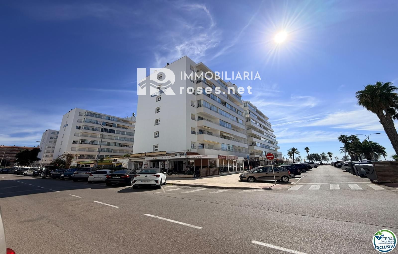 Primera línea, vista al mar, parking, piscinas y jardines sobre la playa. - Foto 47