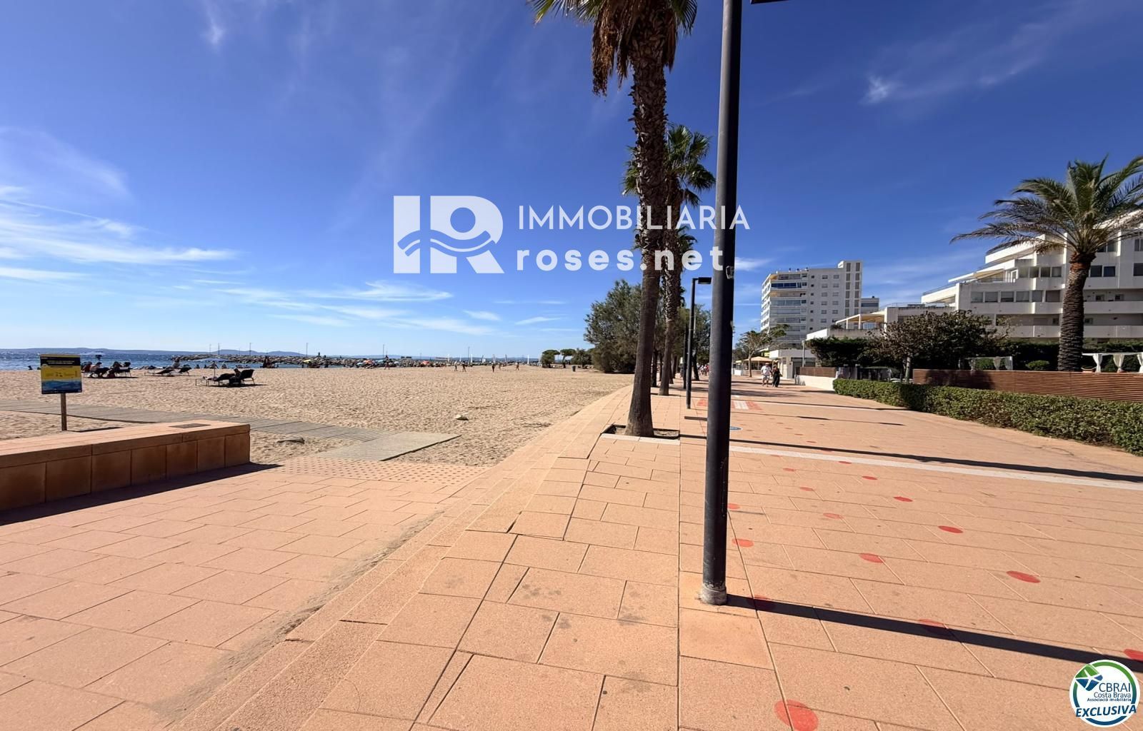 Primera línea, vista al mar, parking, piscinas y jardines sobre la playa. - Foto 48