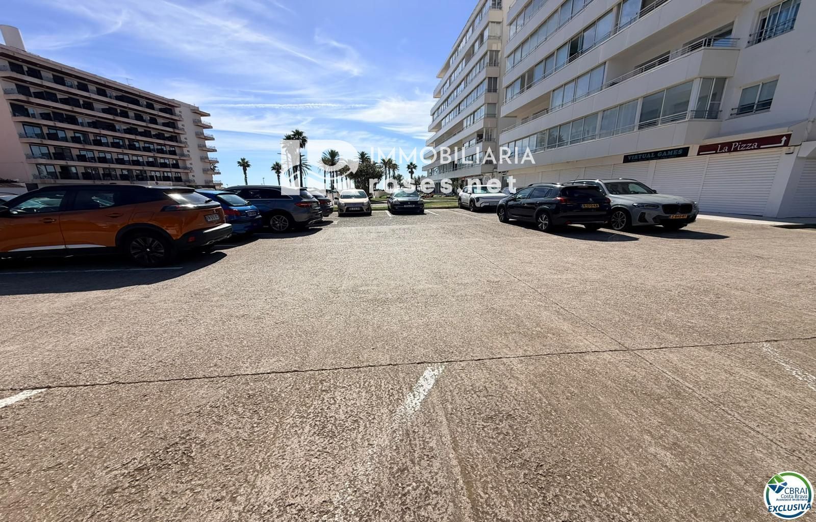 Primera línea, vista al mar, parking, piscinas y jardines sobre la playa. - Foto 49