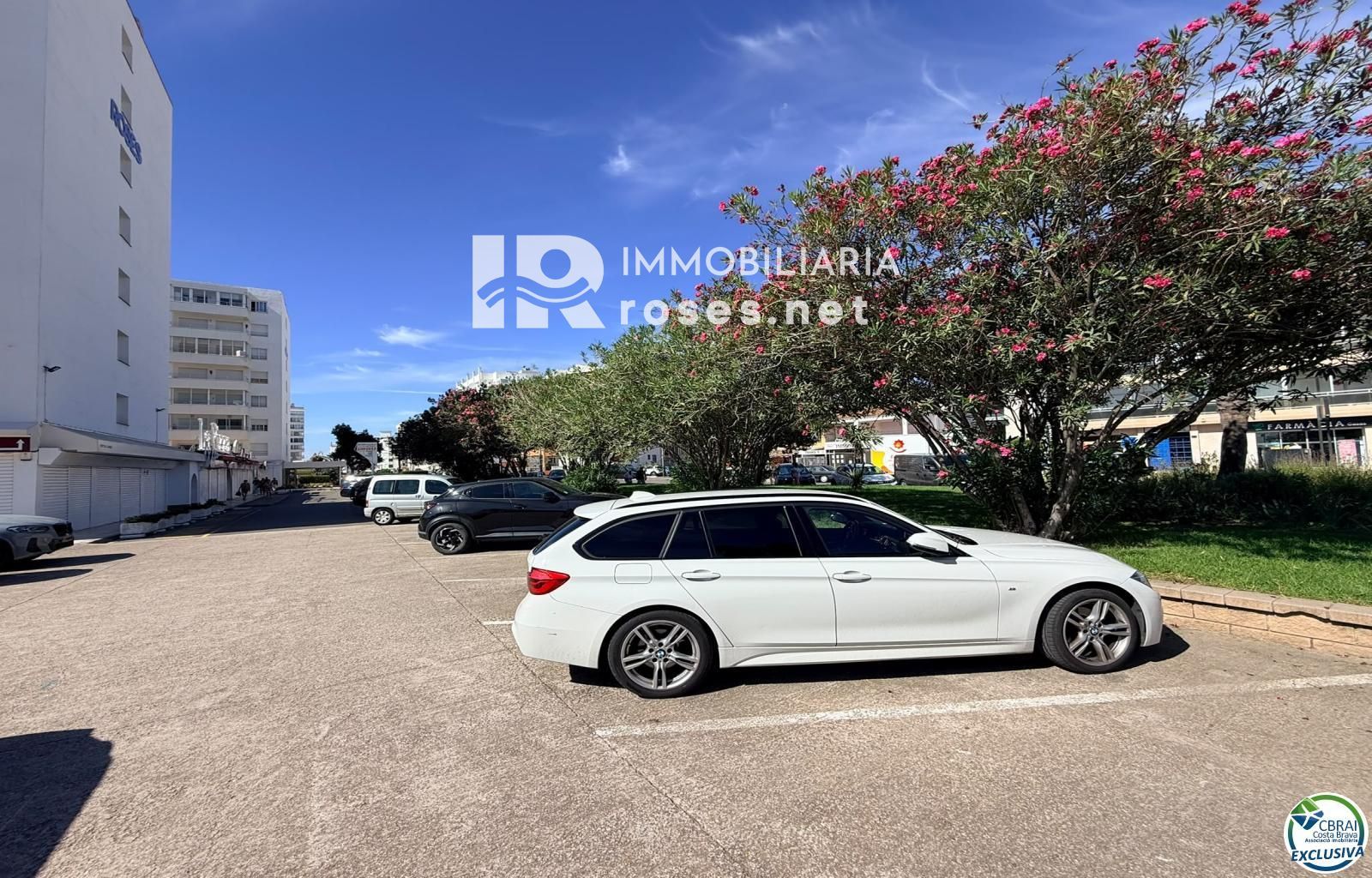 Primera línea, vista al mar, parking, piscinas y jardines sobre la playa. - Foto 51