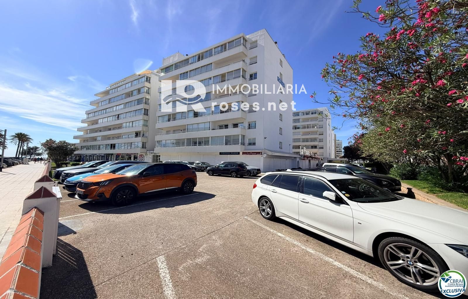 Primera línea, vista al mar, parking, piscinas y jardines sobre la playa. - Foto 52