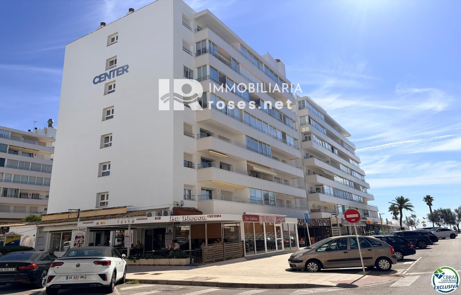 Primera línea, vista al mar, parking, piscinas y jardines sobre la playa. - Foto 53