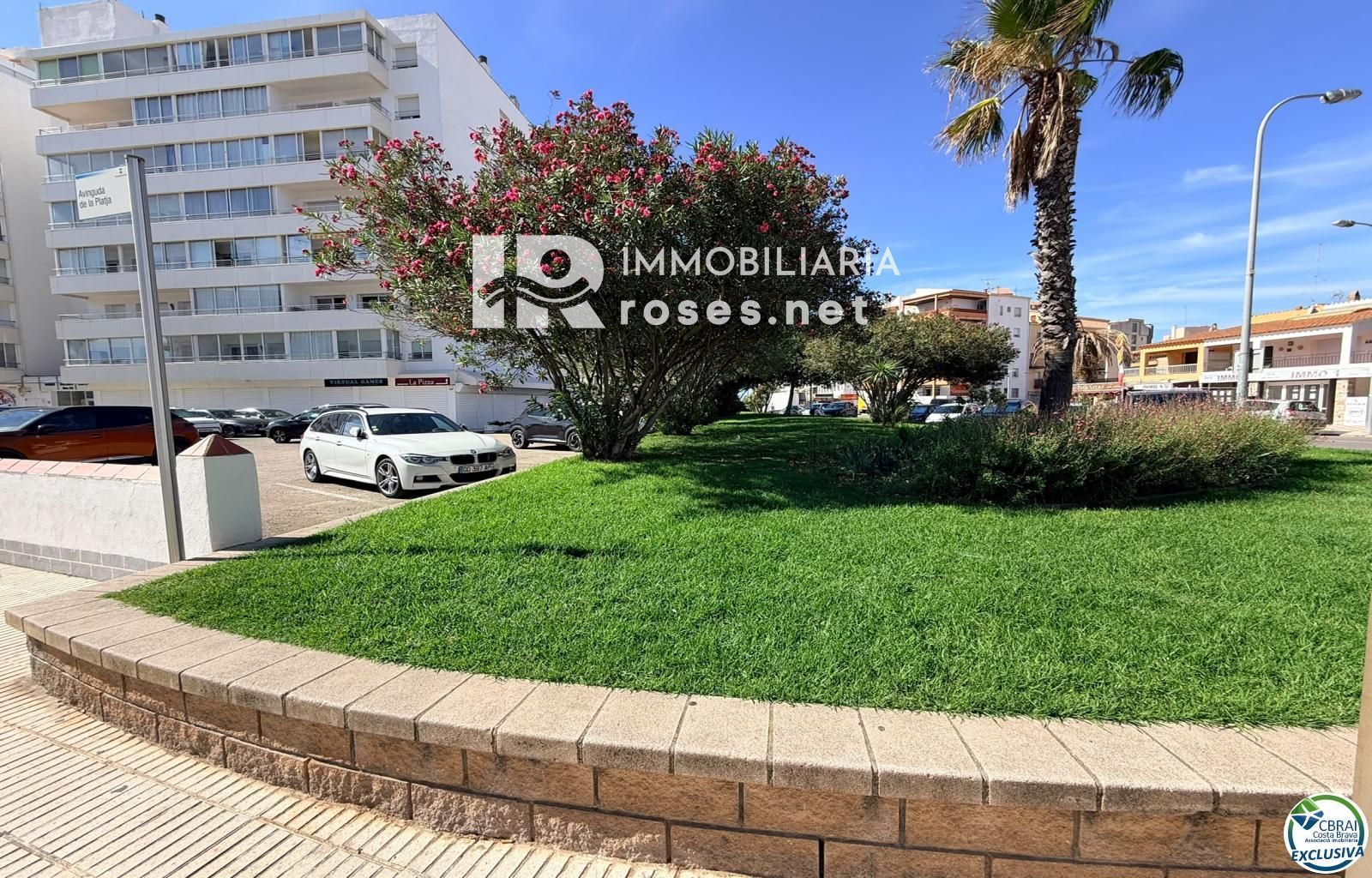 Primera línea, vista al mar, parking, piscinas y jardines sobre la playa. - Foto 56