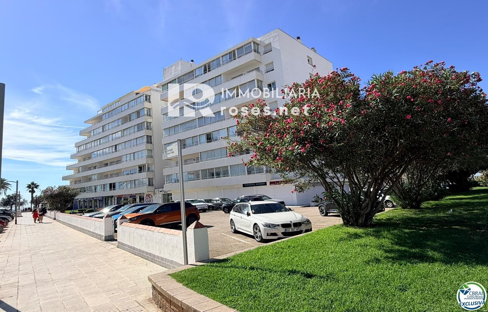Primera línea, vista al mar, parking, piscinas y jardines sobre la playa. - Foto 57