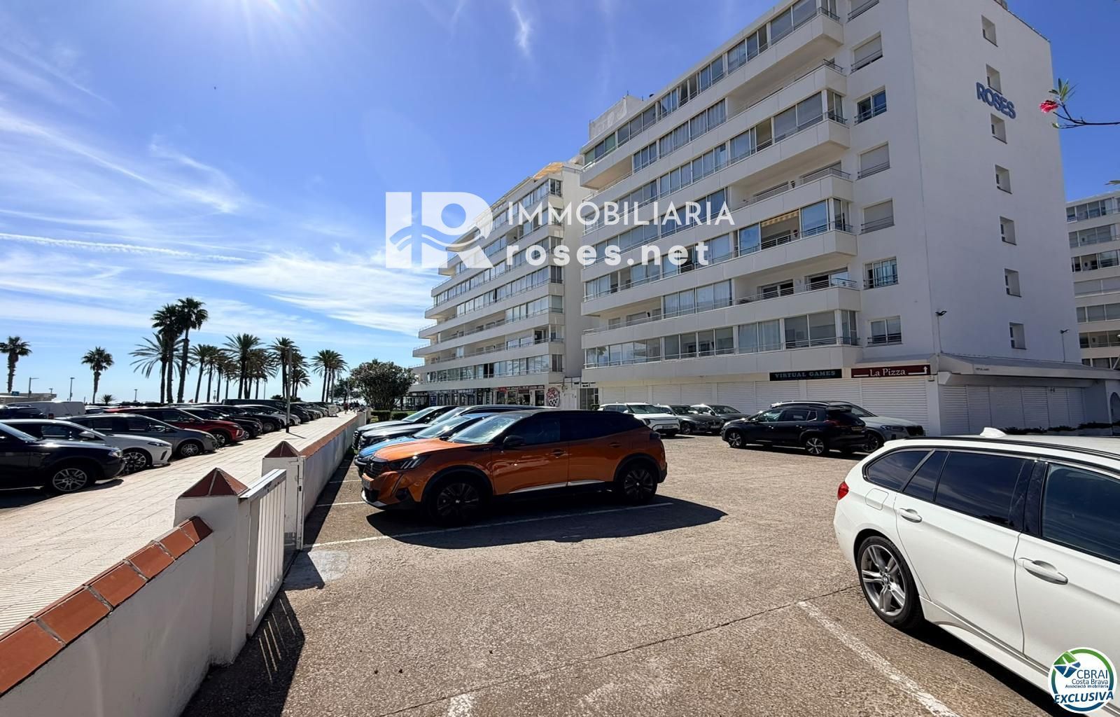 Primera línea, vista al mar, parking, piscinas y jardines sobre la playa. - Foto 59