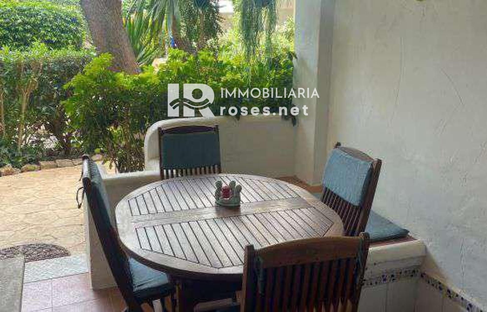Planta baja de 2 habitaciones con terraza en complejo con piscina - Foto 4