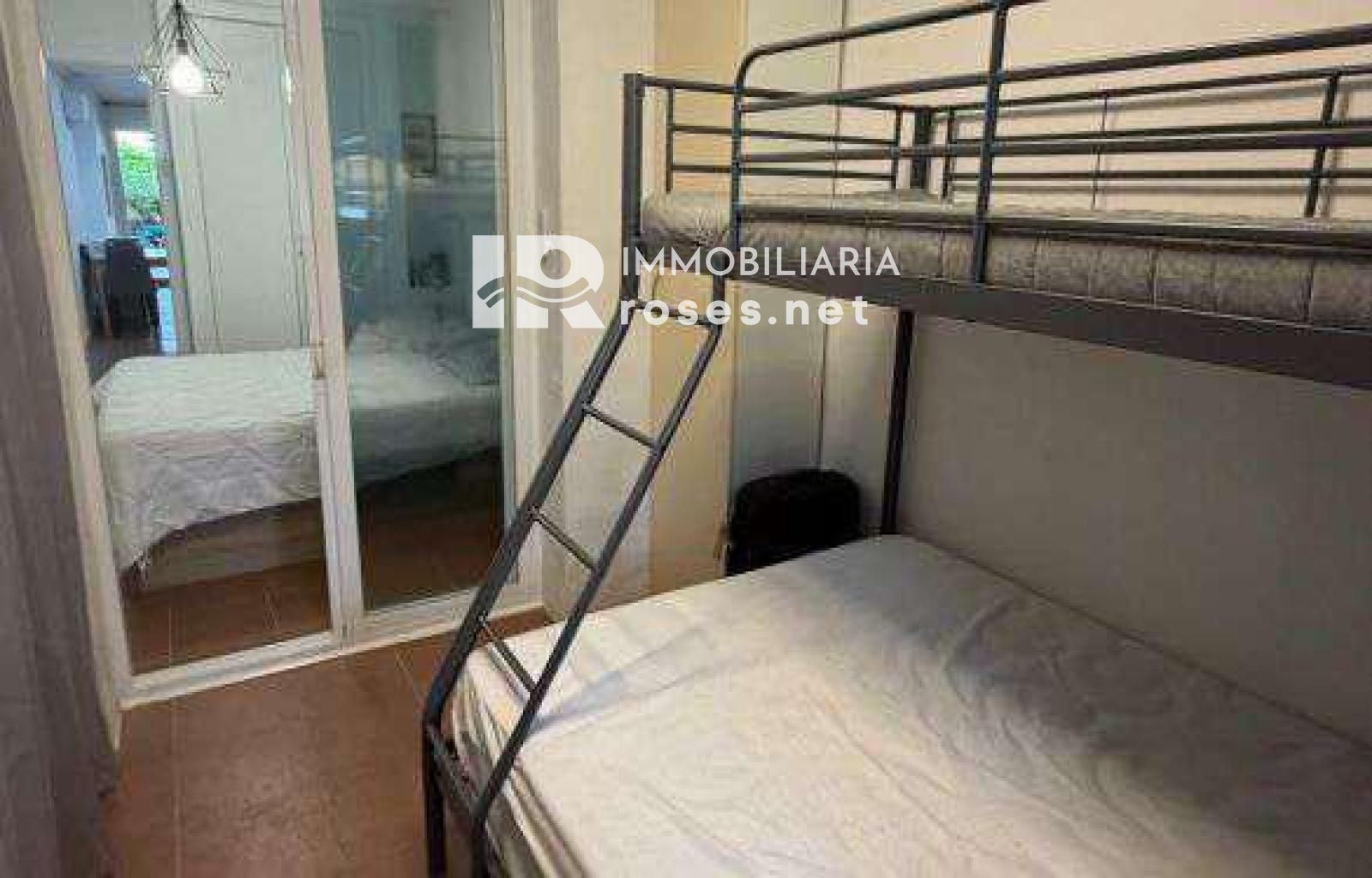 Planta baja de 2 habitaciones con terraza en complejo con piscina - Foto 17