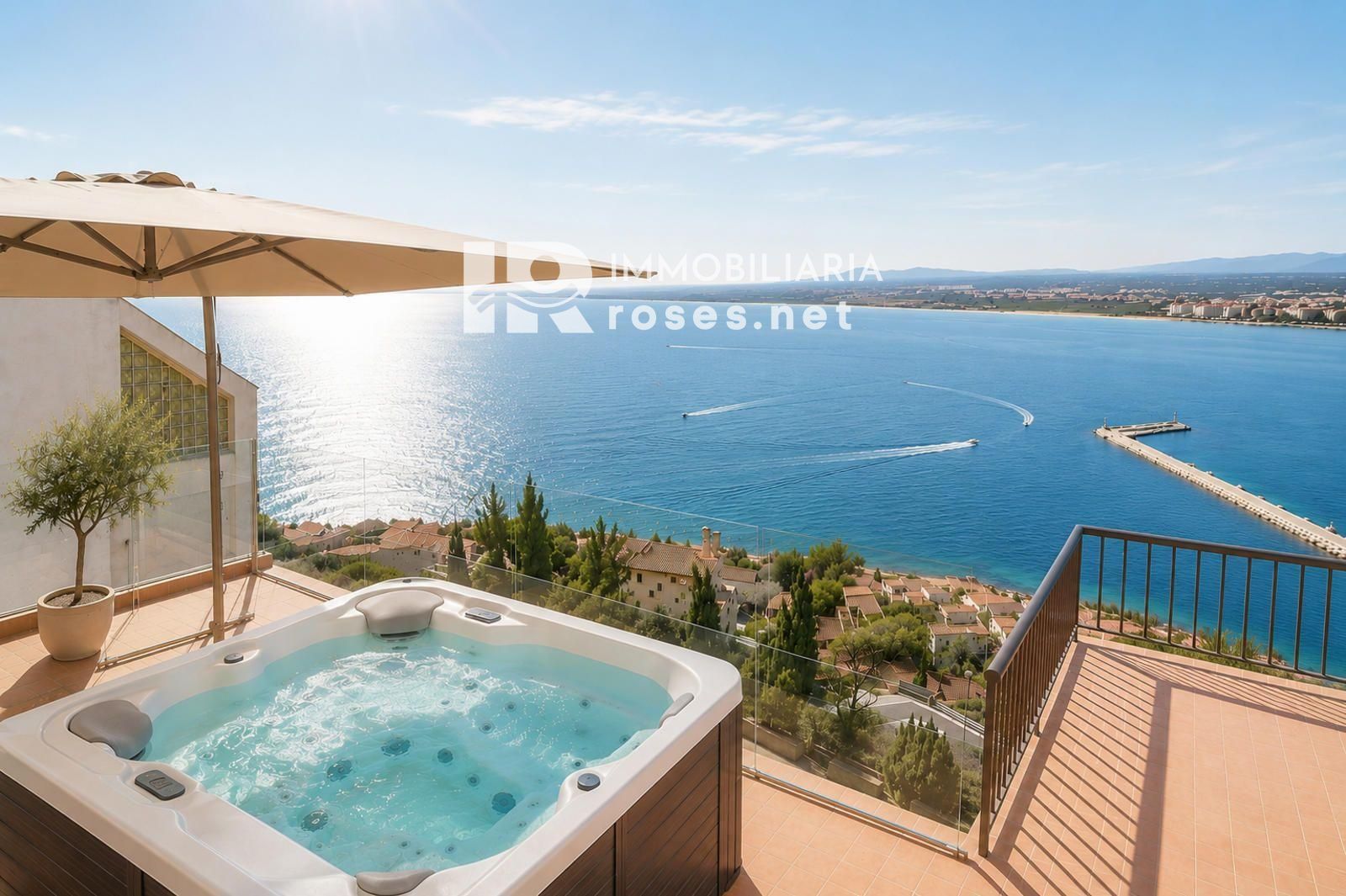 Elegante casa mediterráneo con jacuzzi, garaje y espectaculares vistas en Roses - Foto 2