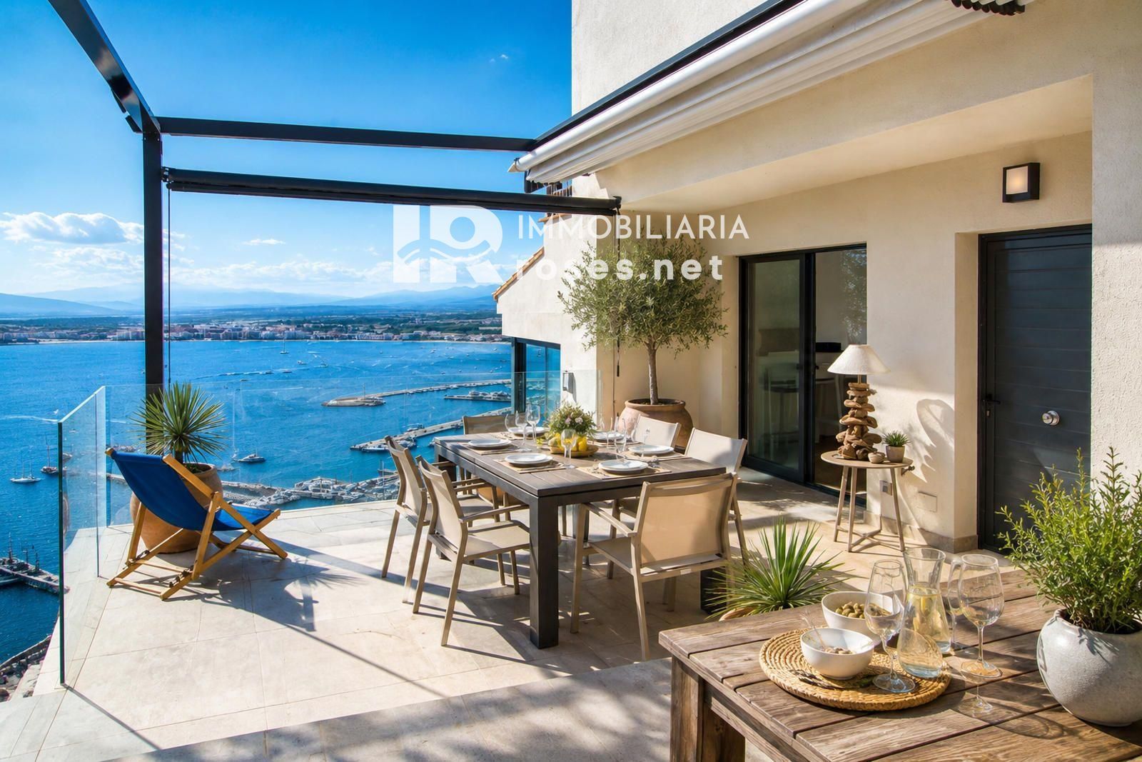 Elegante casa mediterráneo con jacuzzi, garaje y espectaculares vistas en Roses - Foto 3