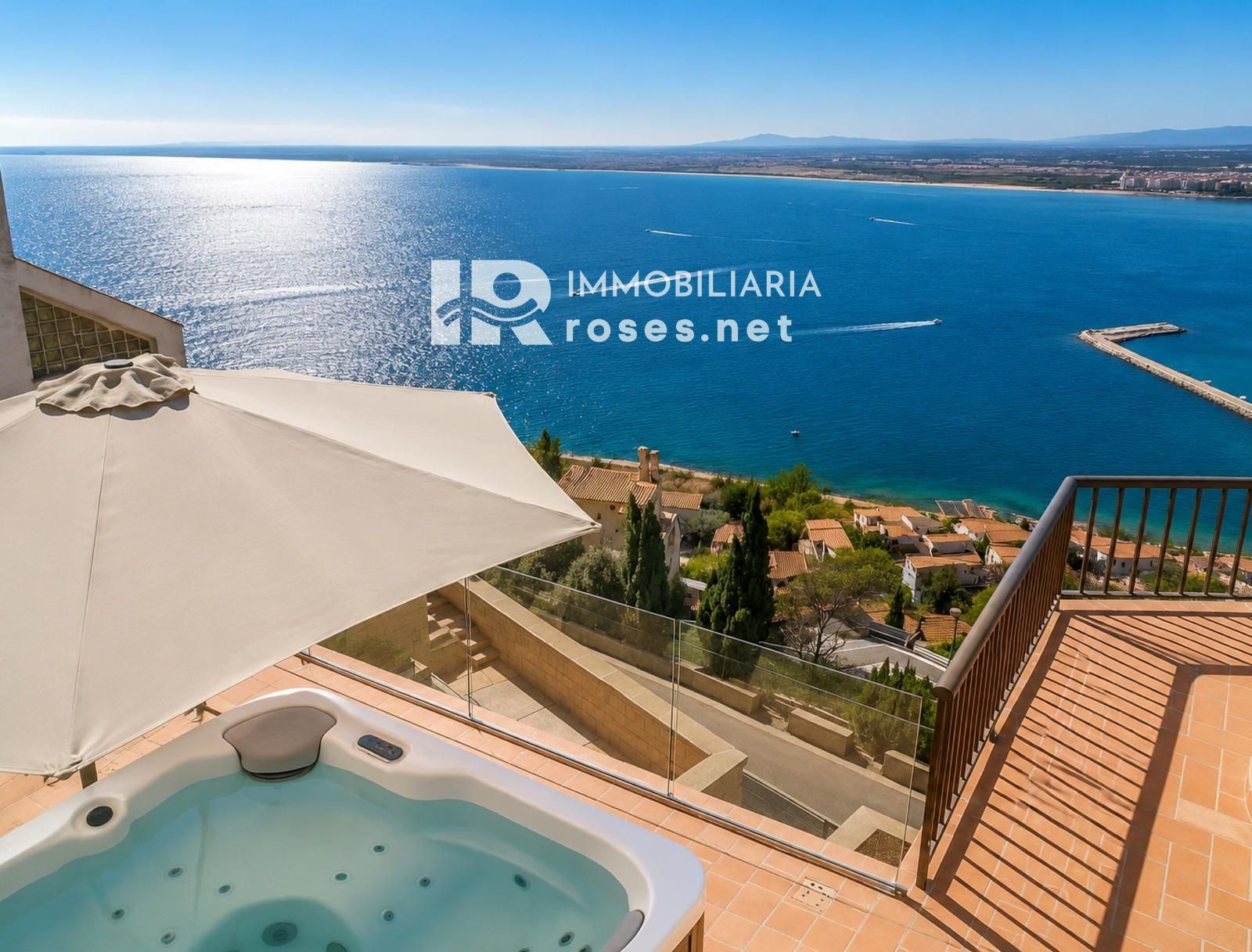 Elegante casa mediterráneo con jacuzzi, garaje y espectaculares vistas en Roses - Foto 4