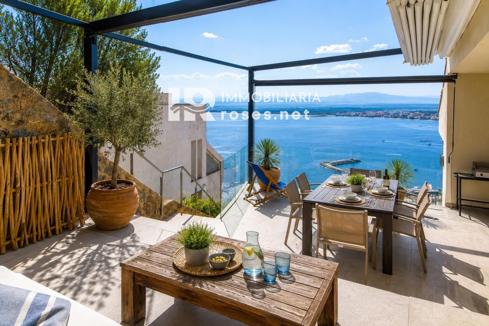 Elegante casa mediterráneo con jacuzzi, garaje y espectaculares vistas en Roses - Foto 5