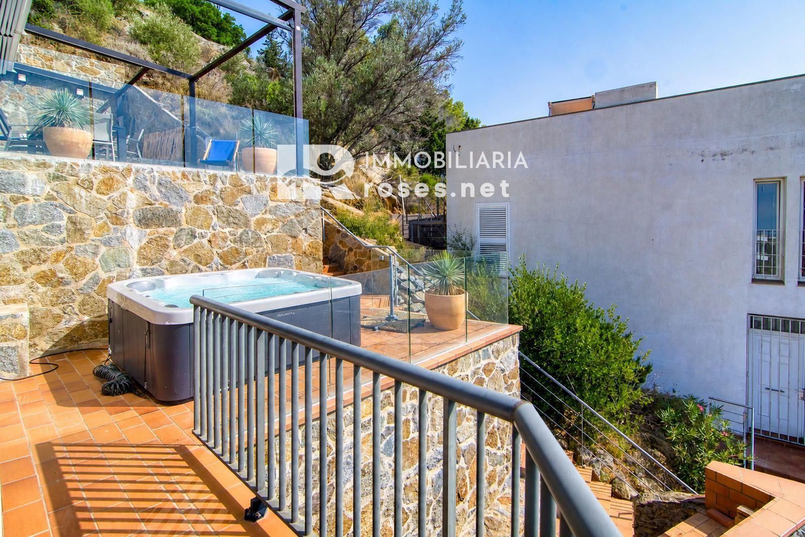 Elegante casa mediterráneo con jacuzzi, garaje y espectaculares vistas en Roses - Foto 6