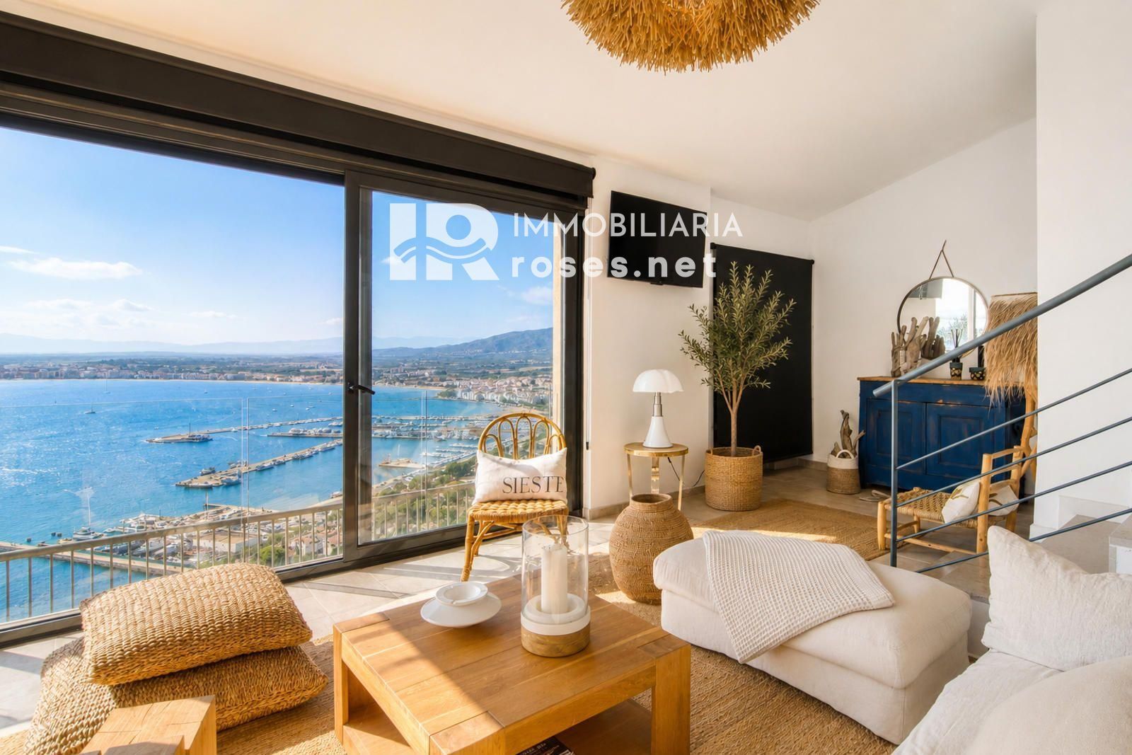 Elegante casa mediterráneo con jacuzzi, garaje y espectaculares vistas en Roses - Foto 7
