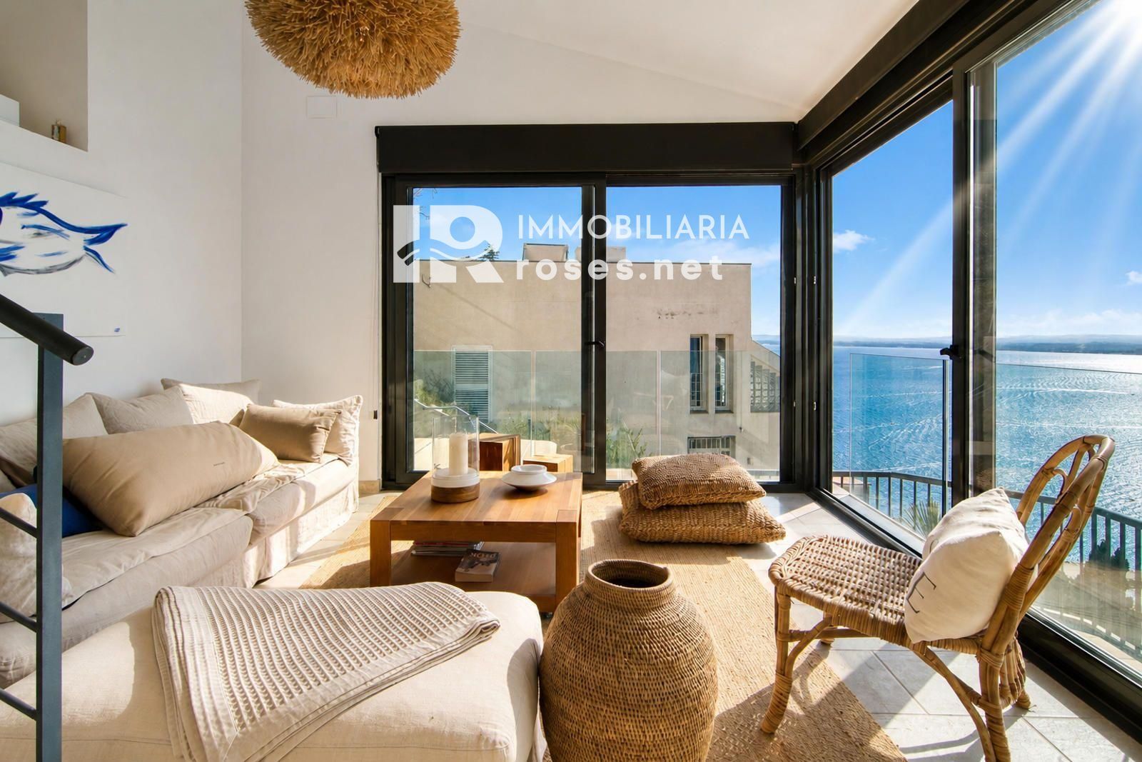 Elegante casa mediterráneo con jacuzzi, garaje y espectaculares vistas en Roses - Foto 8