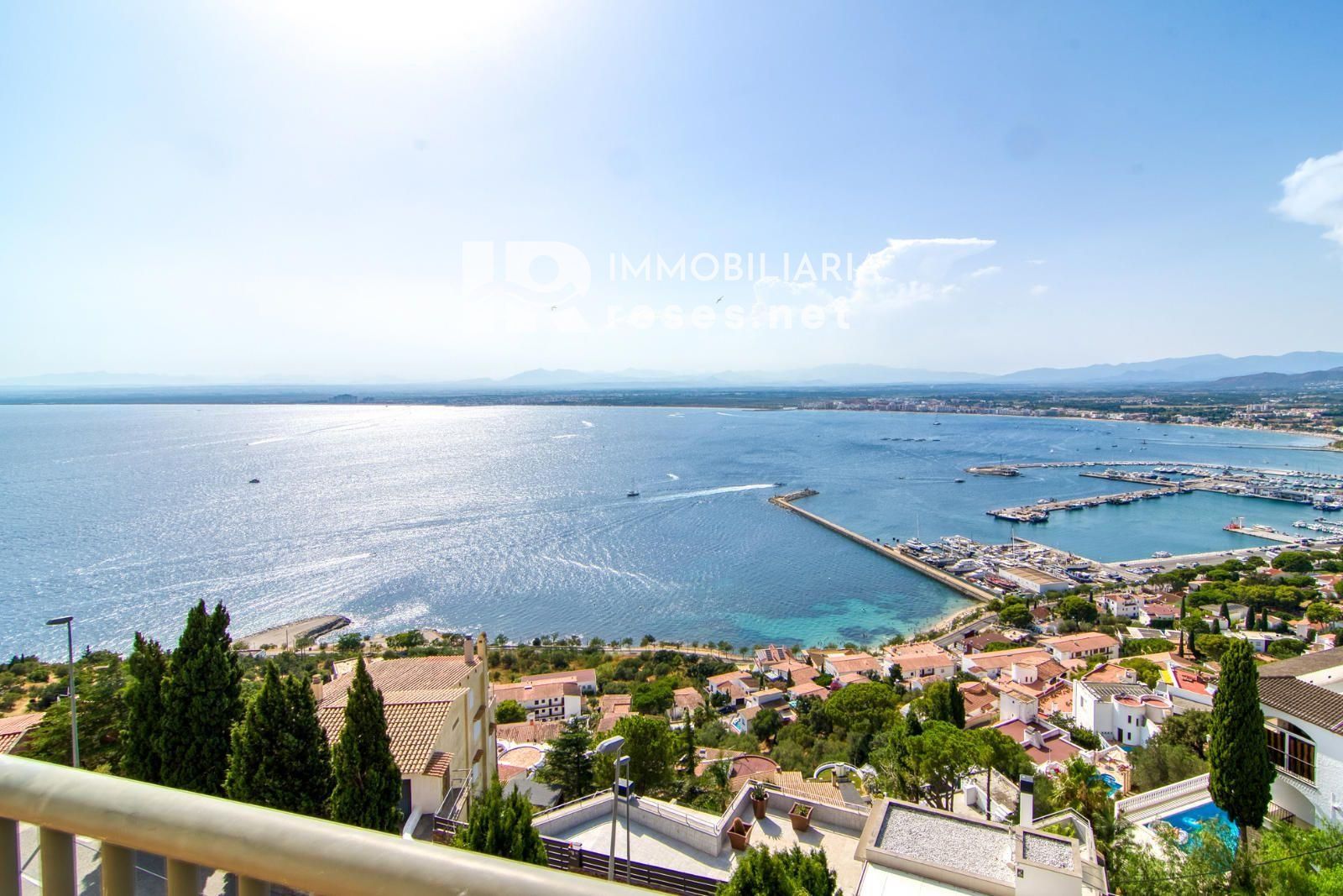 Elegante casa mediterráneo con jacuzzi, garaje y espectaculares vistas en Roses - Foto 9