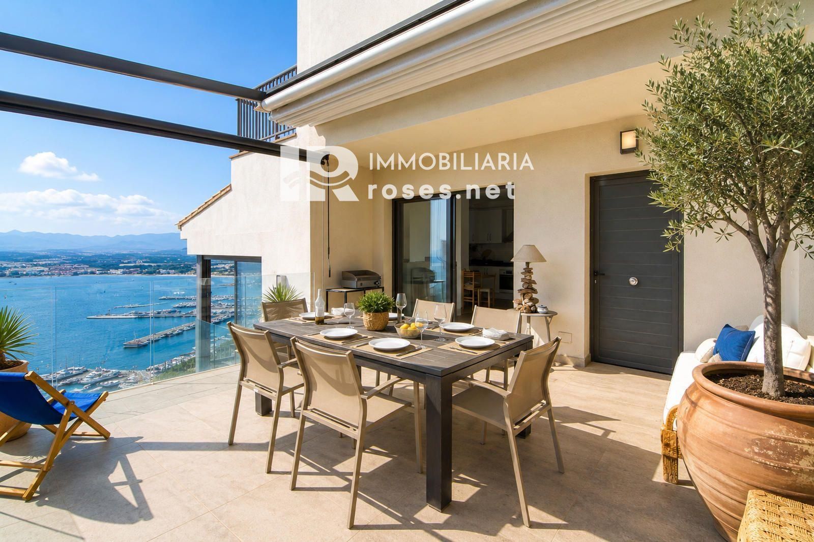 Elegante casa mediterráneo con jacuzzi, garaje y espectaculares vistas en Roses - Foto 10