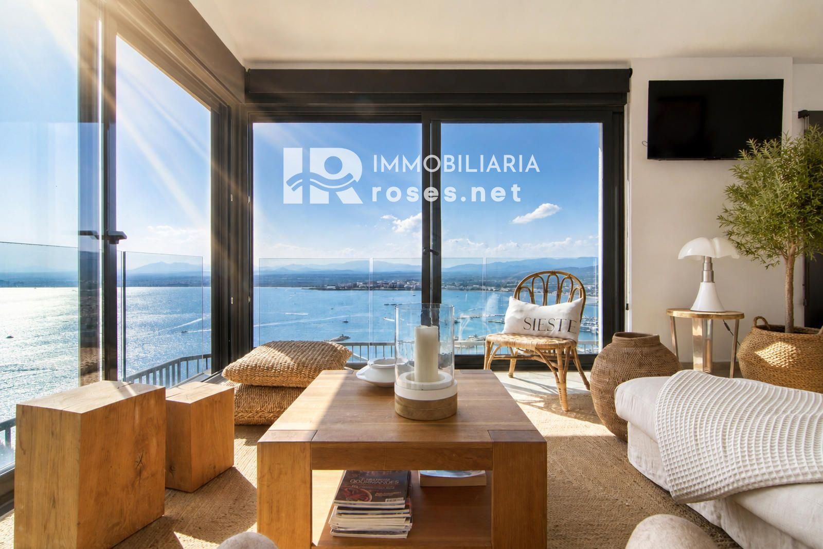 Elegante casa mediterráneo con jacuzzi, garaje y espectaculares vistas en Roses - Foto 12