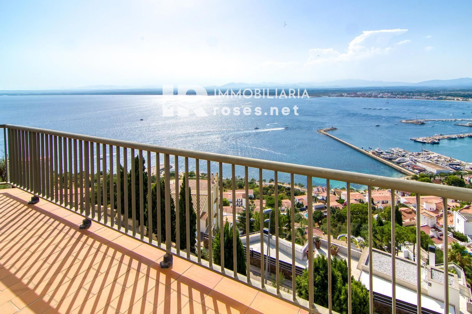 Elegante casa mediterráneo con jacuzzi, garaje y espectaculares vistas en Roses - Foto 13