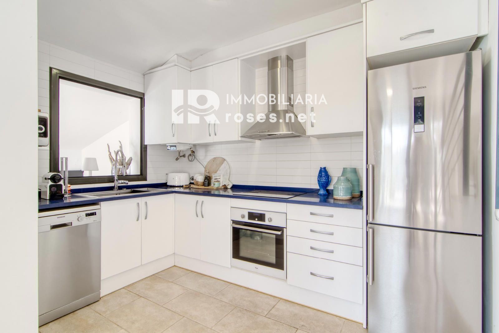 Elegante casa mediterráneo con jacuzzi, garaje y espectaculares vistas en Roses - Foto 16