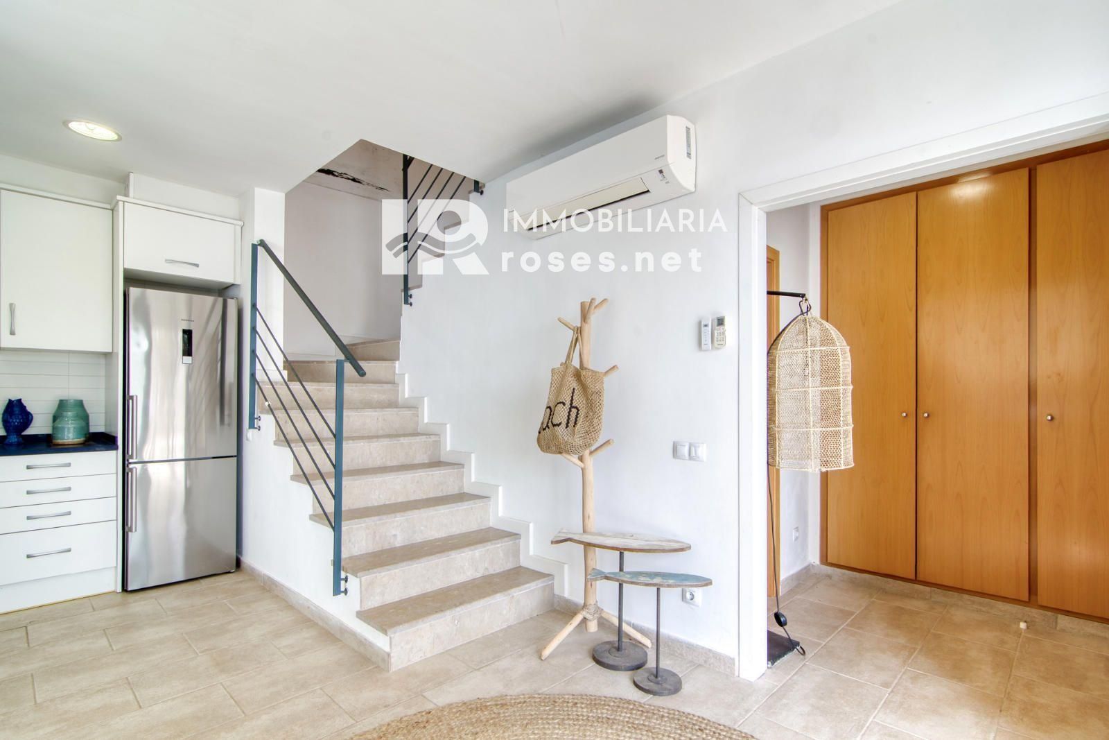 Elegante casa mediterráneo con jacuzzi, garaje y espectaculares vistas en Roses - Foto 17