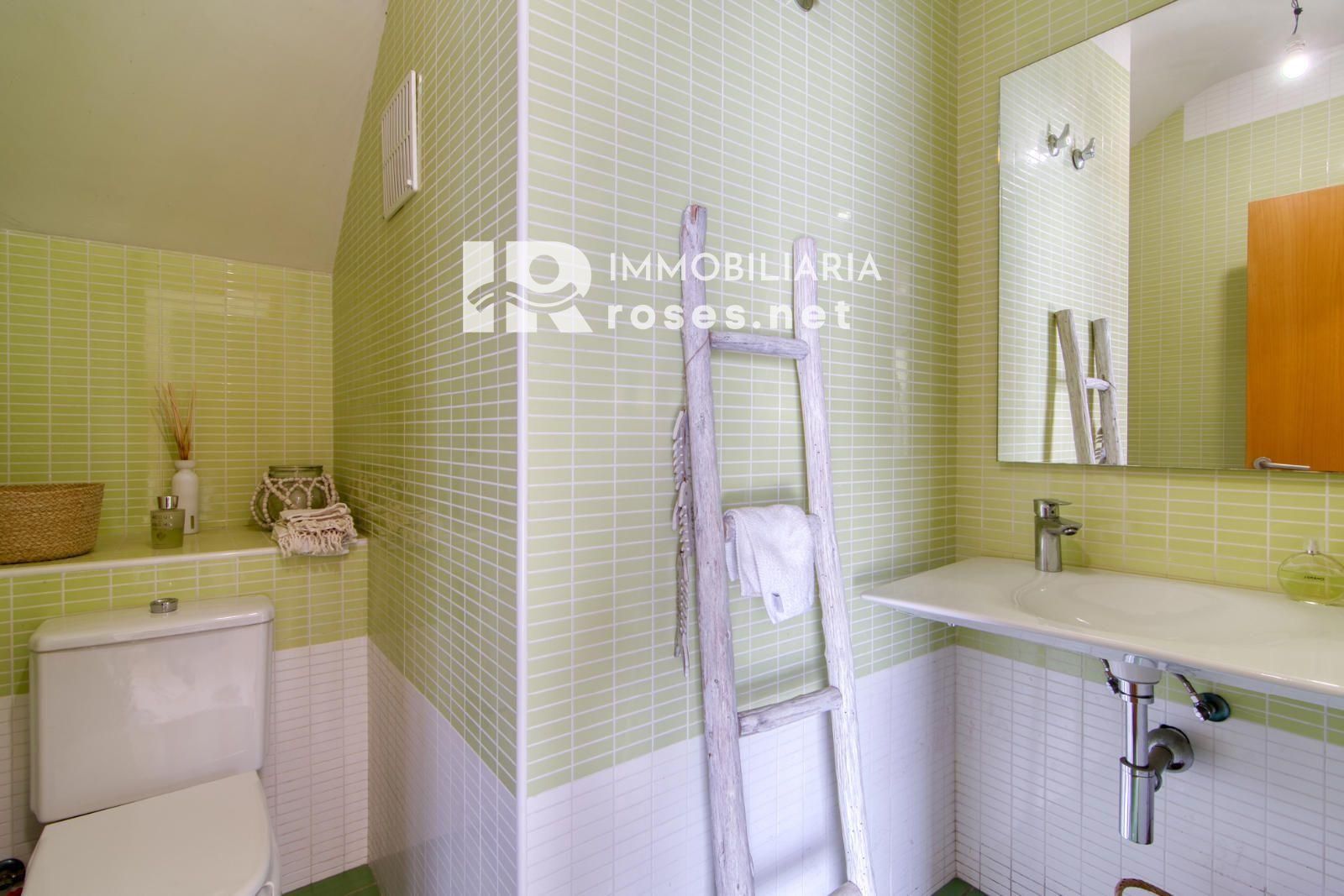 Elegante casa mediterráneo con jacuzzi, garaje y espectaculares vistas en Roses - Foto 18
