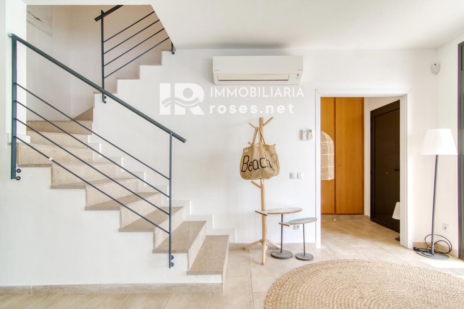 Elegante casa mediterráneo con jacuzzi, garaje y espectaculares vistas en Roses - Foto 19
