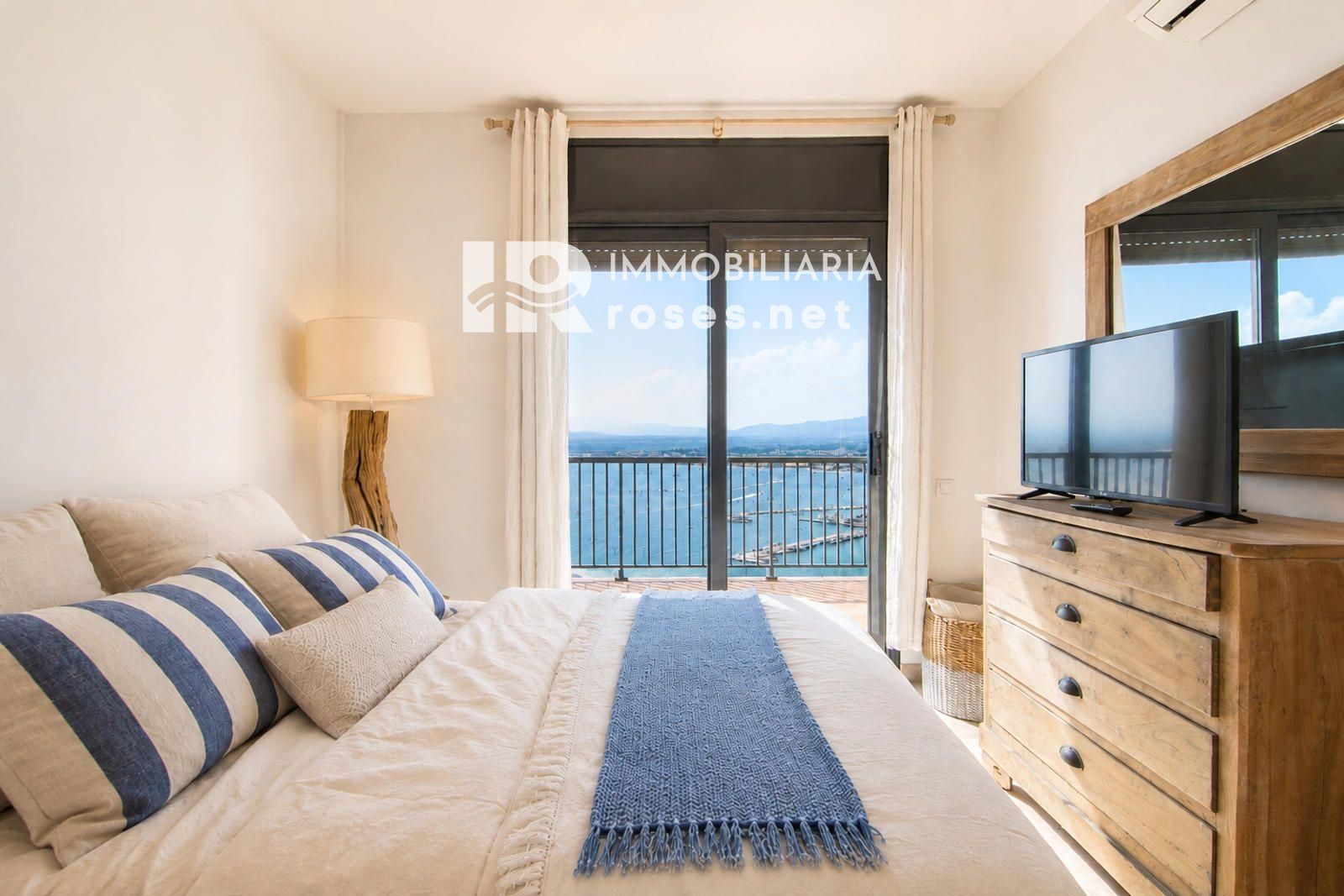 Elegante casa mediterráneo con jacuzzi, garaje y espectaculares vistas en Roses - Foto 21