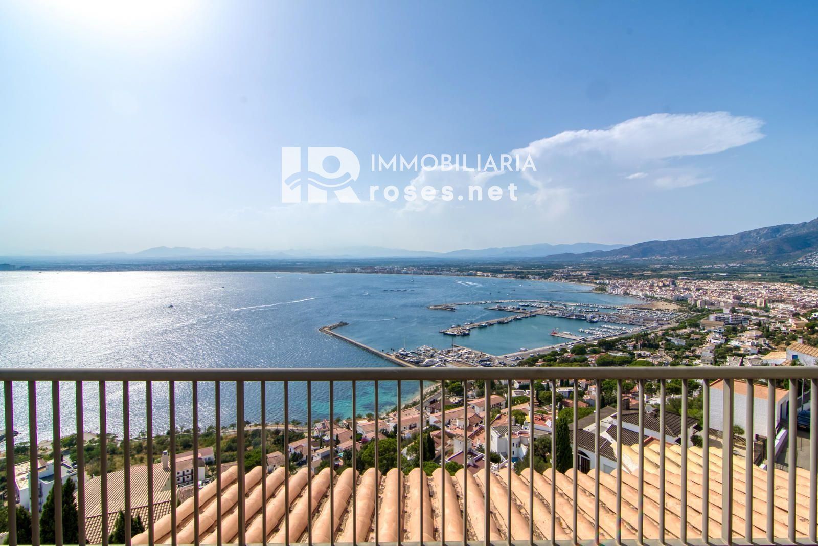Elegante casa mediterráneo con jacuzzi, garaje y espectaculares vistas en Roses - Foto 22