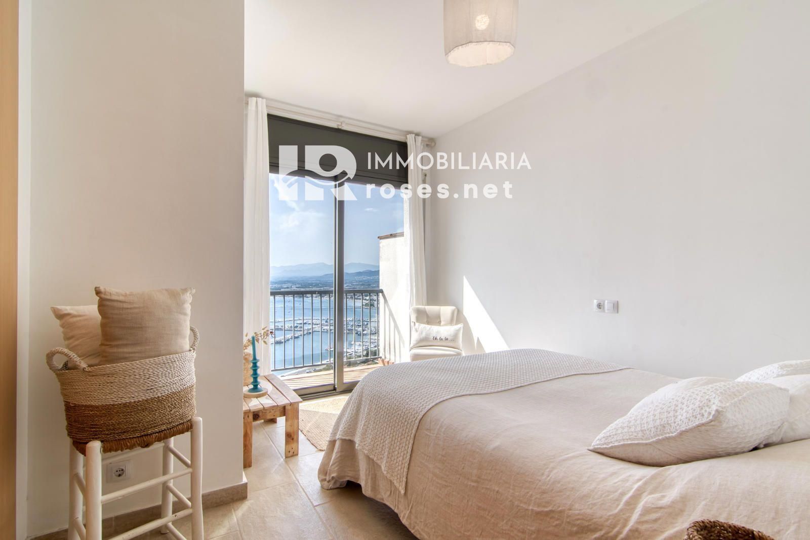 Elegante casa mediterráneo con jacuzzi, garaje y espectaculares vistas en Roses - Foto 23
