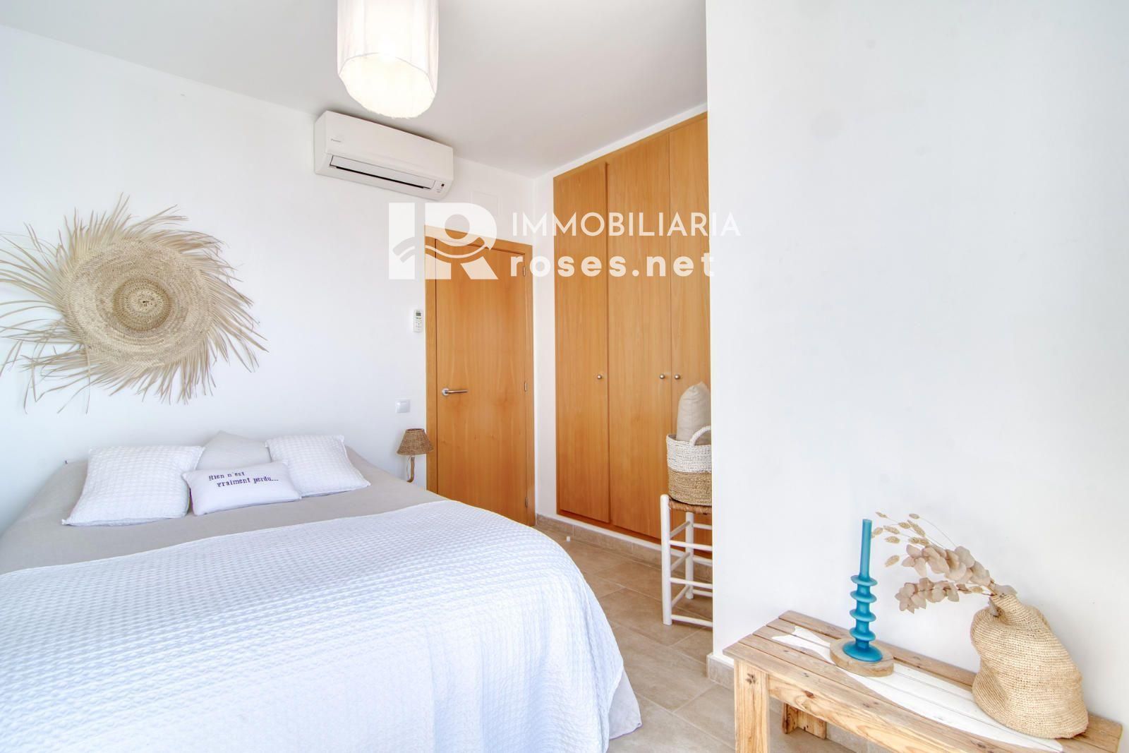 Elegante casa mediterráneo con jacuzzi, garaje y espectaculares vistas en Roses - Foto 24