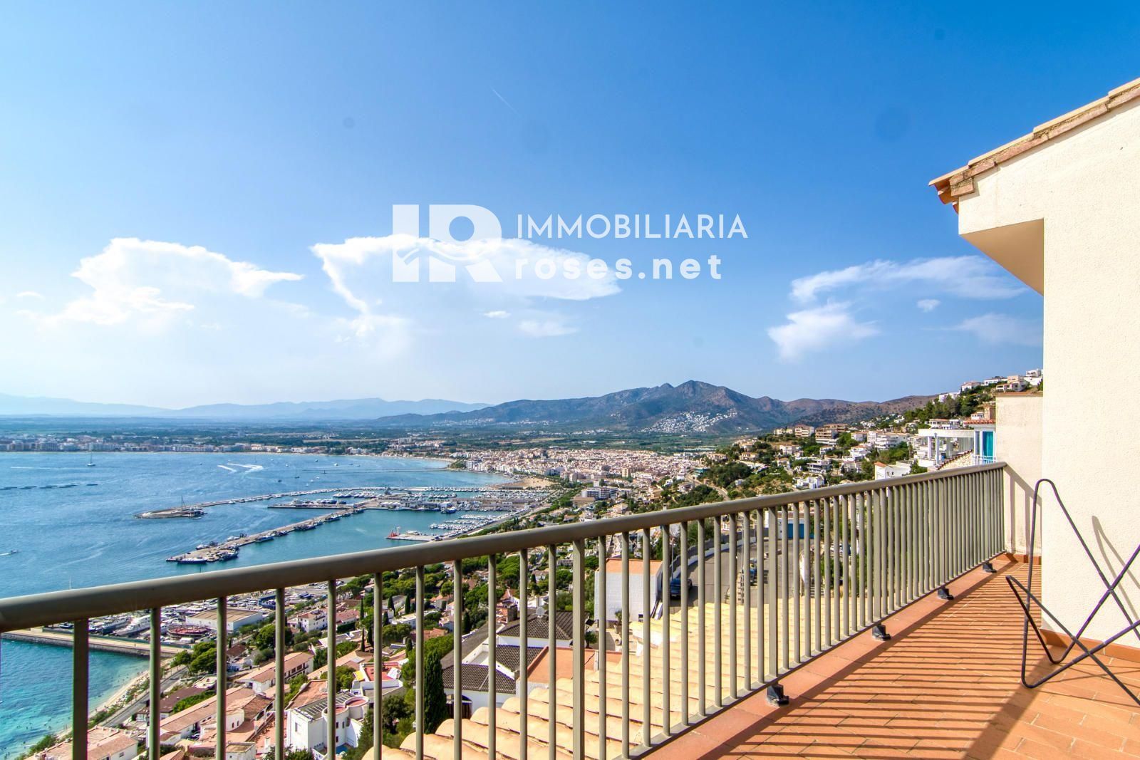 Elegante casa mediterráneo con jacuzzi, garaje y espectaculares vistas en Roses - Foto 25